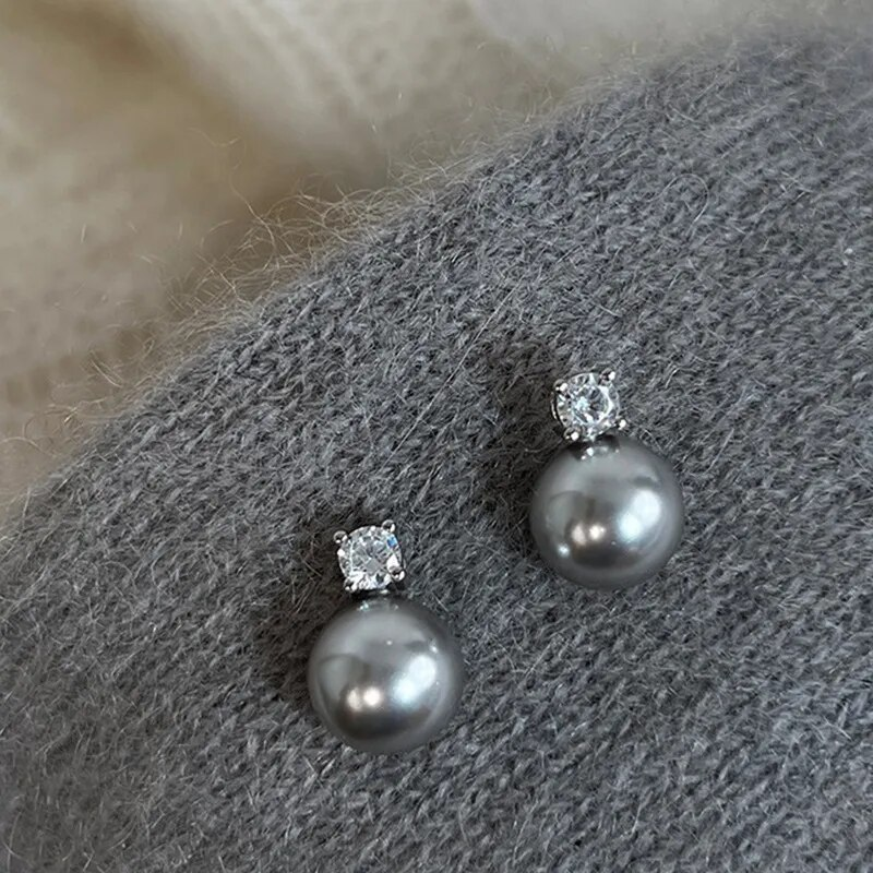 Elegantes brincos de pérola preta com pedras de zircônia brilhantes