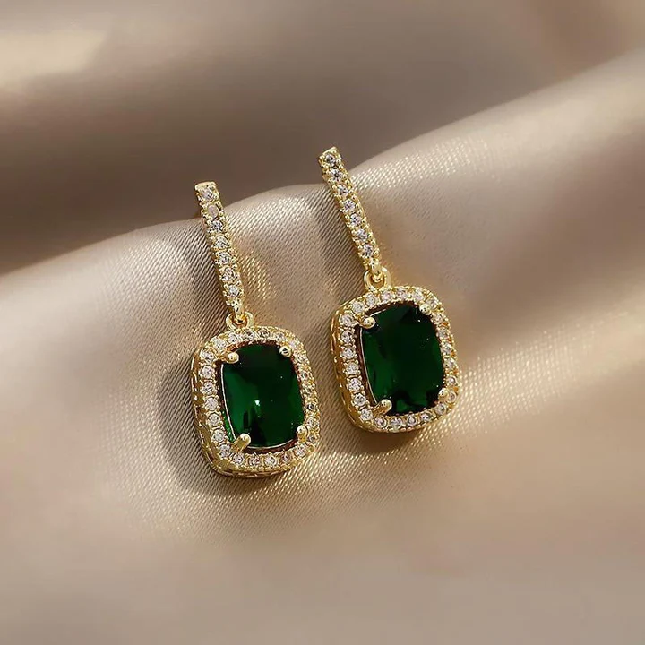 Brincos brilhantes com cristais verdes luminosos para um visual deslumbrante