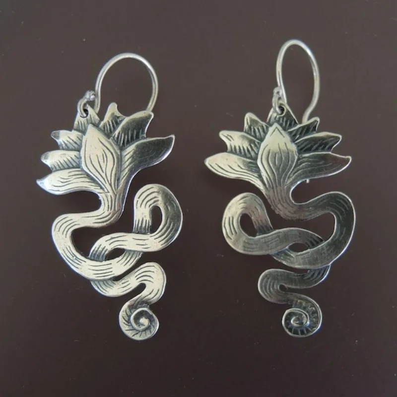 Deslumbrantes brincos de prata esterlina vintage com design floral e motivo de cobra cintilante