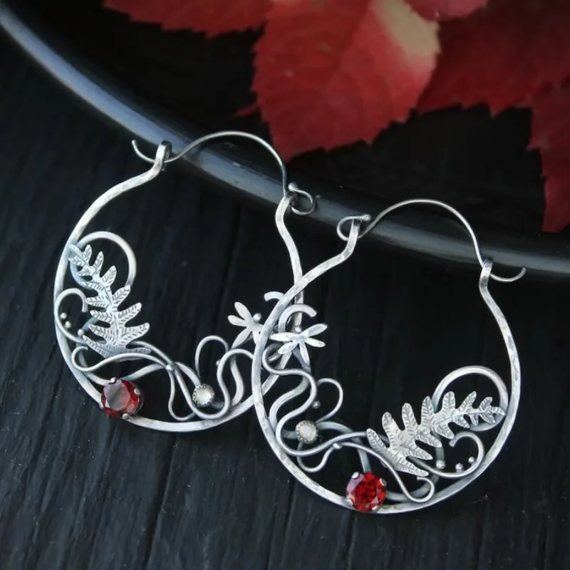 Fascinantes brincos vintage com zircônia vermelha brilhante, feitos de elegante prata esterlina