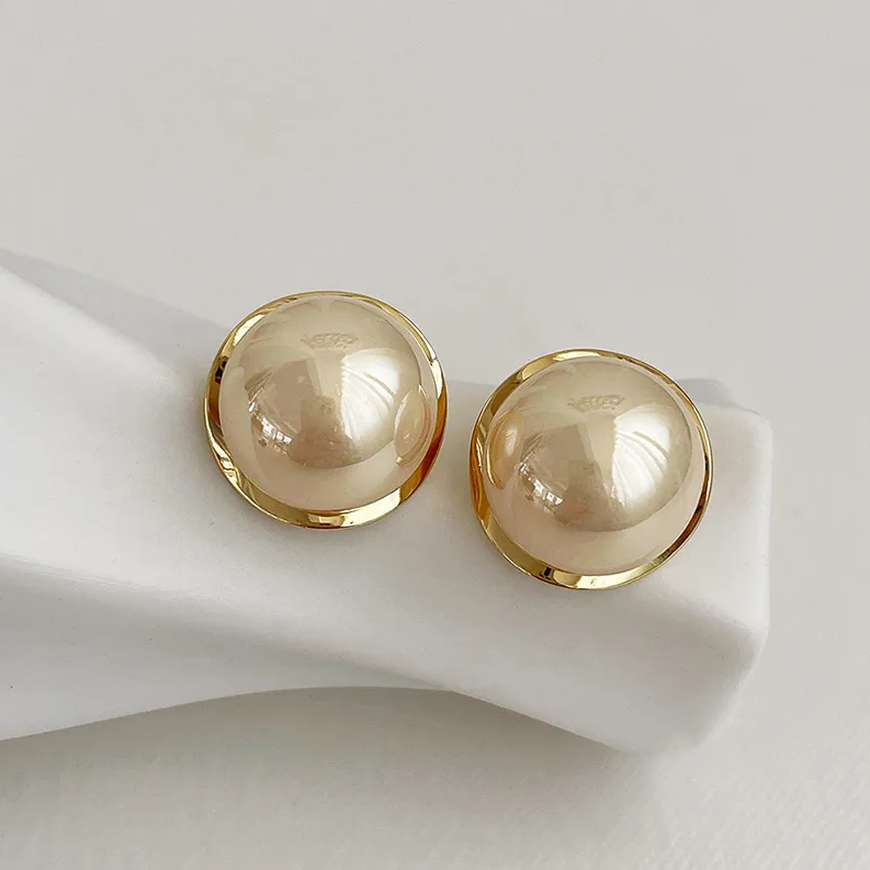 Brincos glamourosos com uma elegante pérola grossa