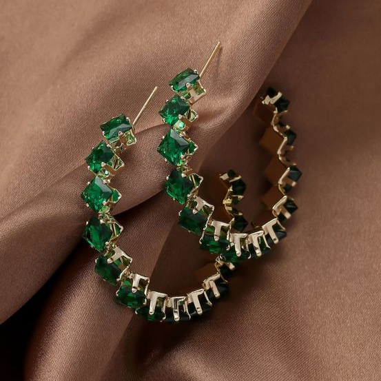Fascinantes brincos dourados com brilhantes acentos verdes