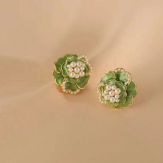 Brincos de flores elegantes com esmalte brilhante e encantadores acentos de pérolas
