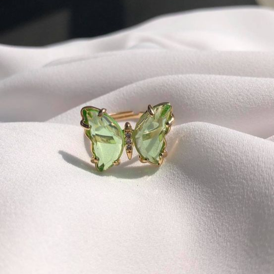 Anel de cristal verde encantador em design de borboleta