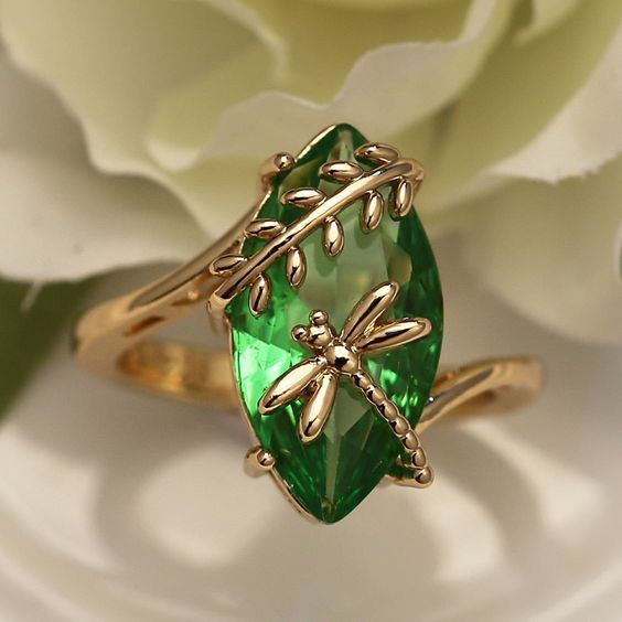 Anel de Cristal Verde Iridescente em Design de Libélula para um Toque de Glamour