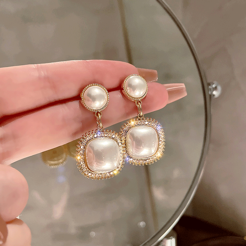 Elegantes brincos de pérola quadrados em branco radiante - Um acessório estiloso para qualquer ocasião!