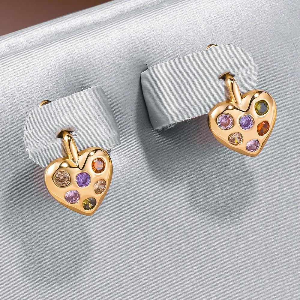 Brincos de coração estilosos com pedras de zircônia vibrantes para um toque elegante