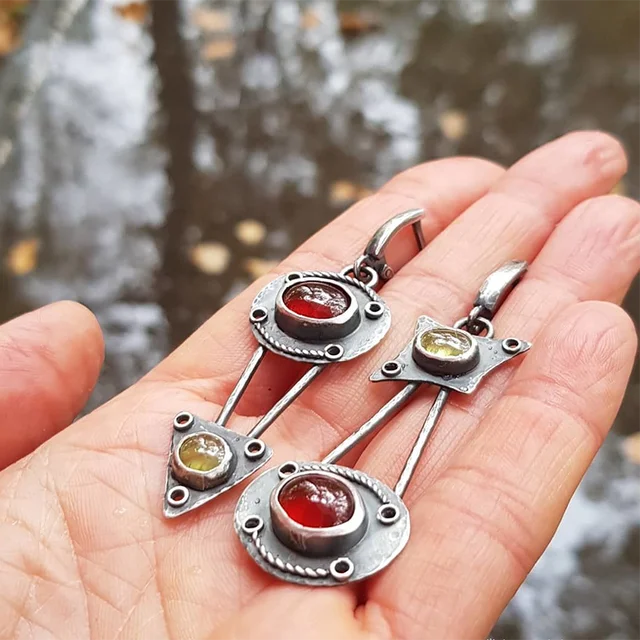 Fascinação do Fogo: Elegantes brincos mecânicos em cristal de fogo radiante