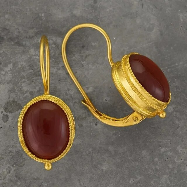 Brincos Vintage Vermelhos Elegantes em Design Dourado