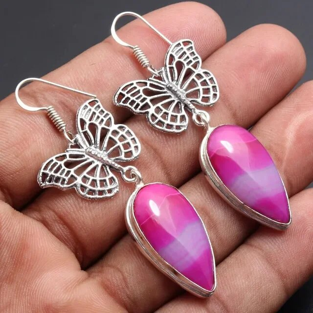 Brincos de borboleta de inspiração vintage com uma encantadora pedra rosa delicada