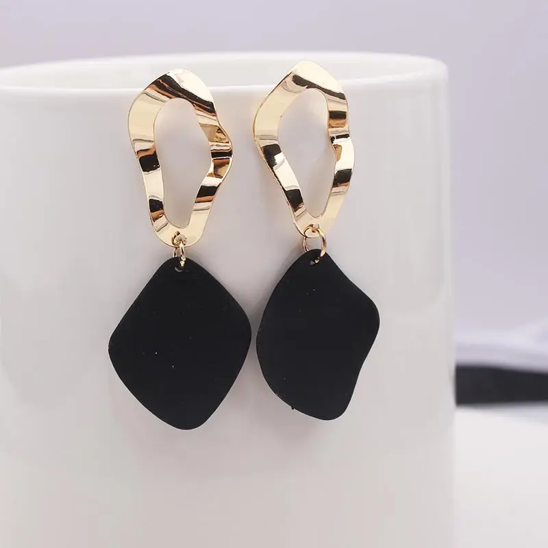 Elegância Preto-Dourada: Brincos Vintage para um Toque de Glamour