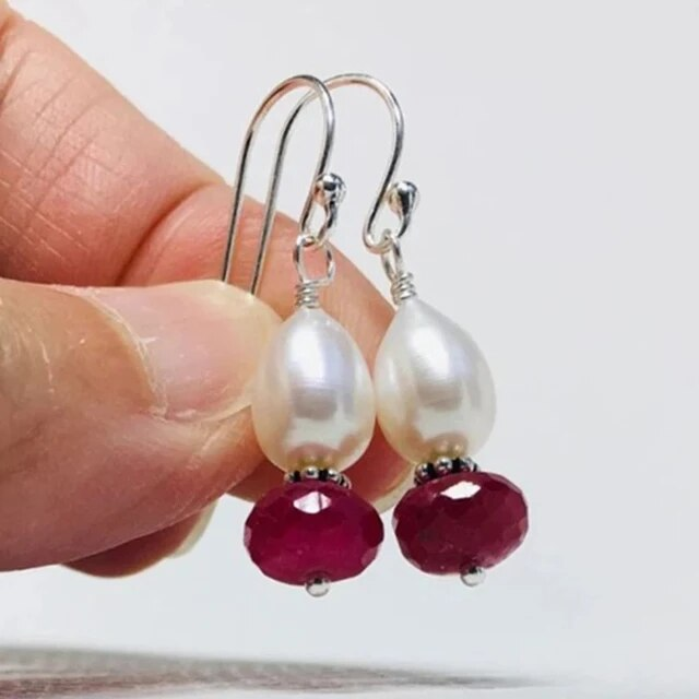 Brincos Vintage Elegantes com Finas Pérolas e Radiantes Acabamentos Vermelhos para um Look Encantador