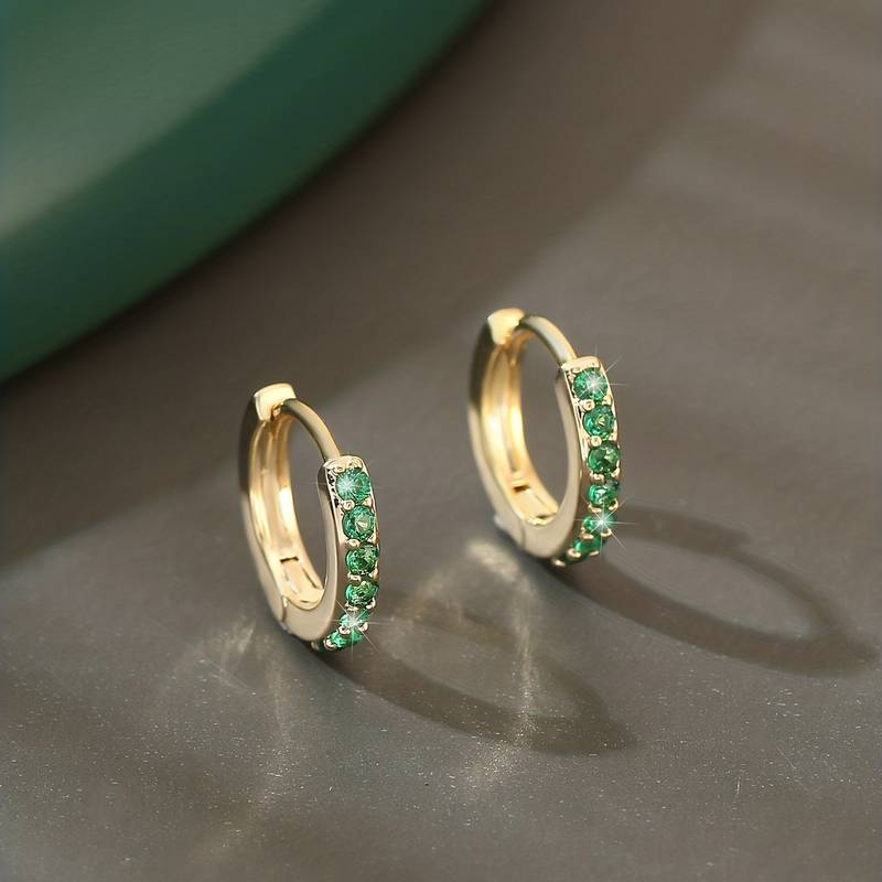 Brincos de zircônia verde brilhante para uma aparência elegante