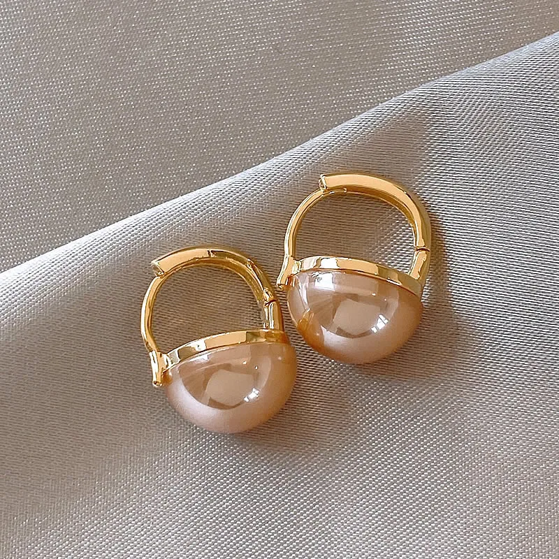 Brincos elegantes dourados com pérolas rosa cintilantes