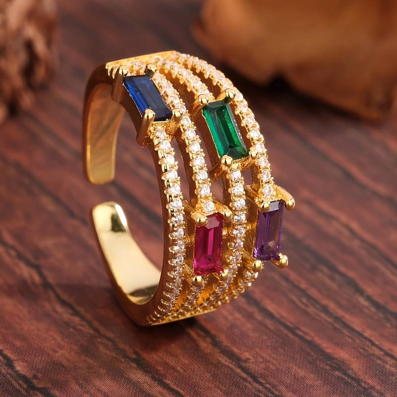 Anel de ouro vintage estiloso com cristais coloridos cintilantes