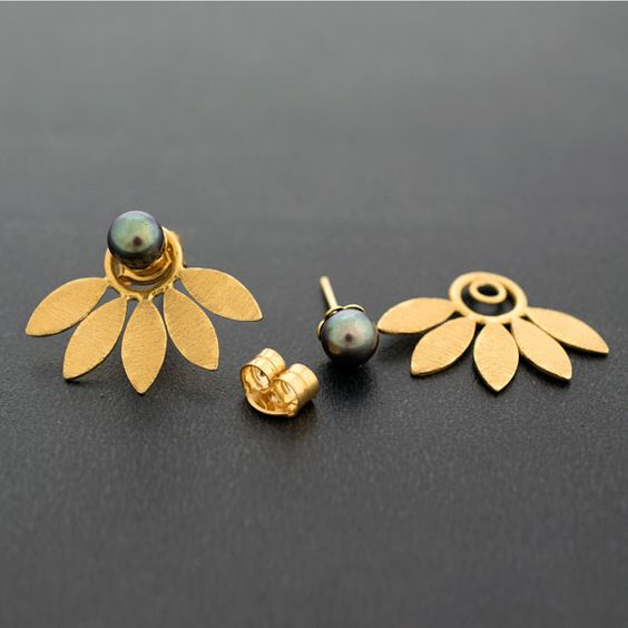 Brincos de pérola escura vintage elegantes com design de folha dourada requintado