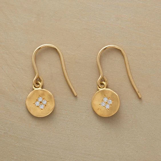 Brincos vintage cintilantes com zircônia dourada nobre para uma aparência elegante