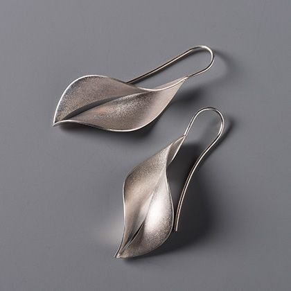 Brincos pendentes elegantes em prata vintage