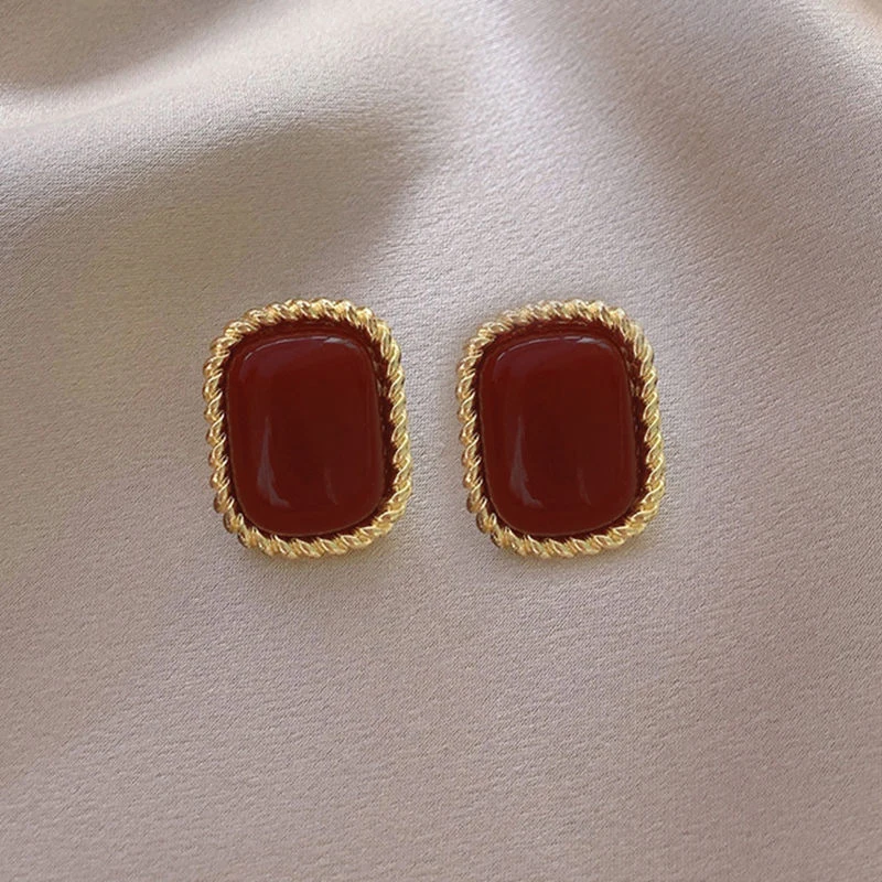 Brincos fascinantes vermelho-dourados para uma apresentação inesquecível