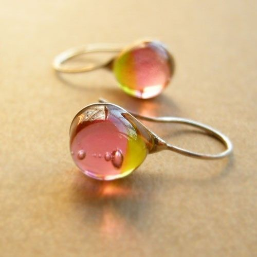 Brincos vintage encantadores com elegantes gotas de vidro quentes