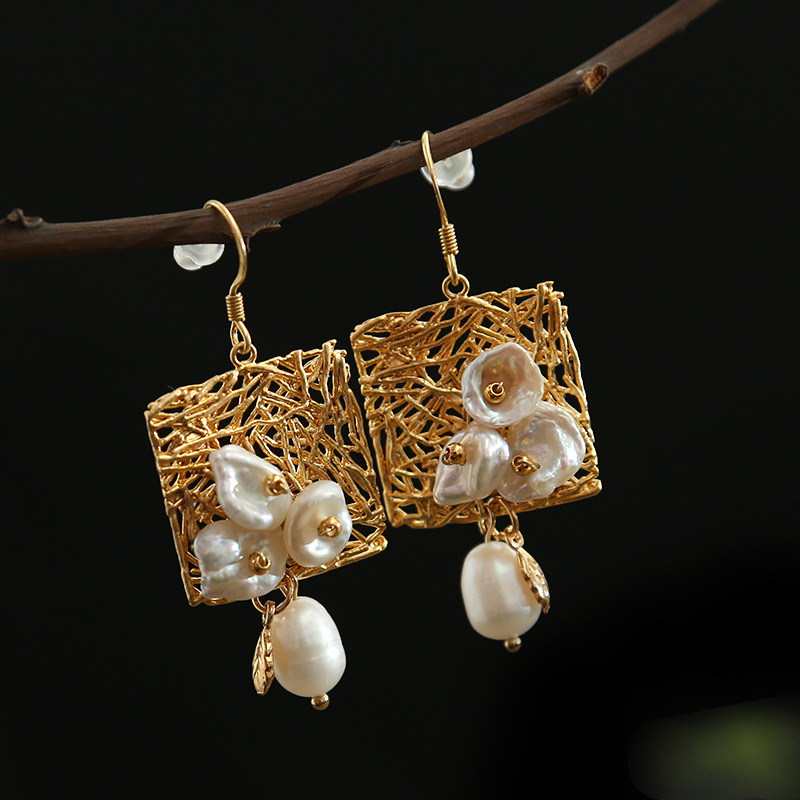 Brincos Vintage Elegantes em Branco Radiante com Encantadoras Pérolas e Detalhes Florais Artísticos