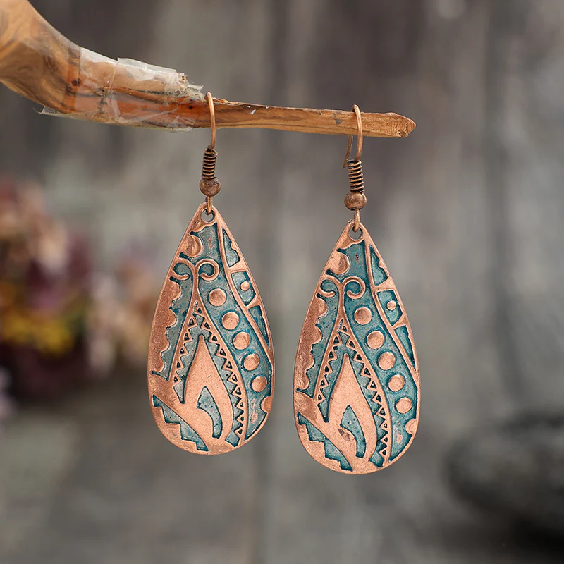 Fascinantes brincos vintage de bronze em design oscilante