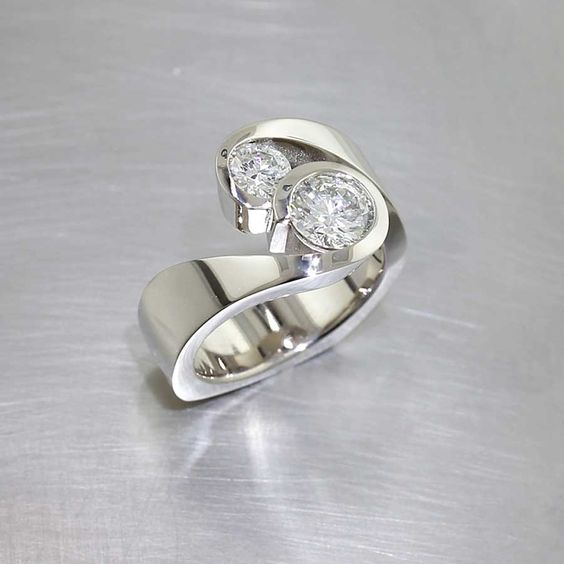 Anel Vintage Fascinante com brilhantes pedras de zircônia