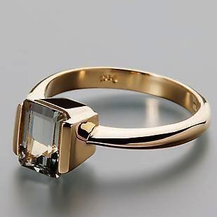 Anel dourado brilhante com elemento de vidro quadrado exquisito
