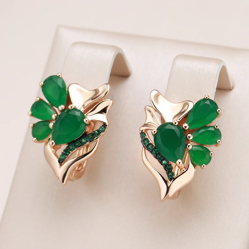Elegantes brincos com cristal verde radiante