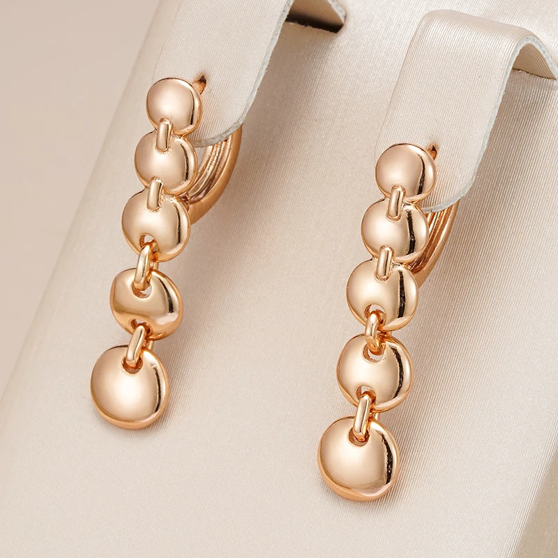 Elegantes brinco banhado a ouro para uma aparência glamourosa