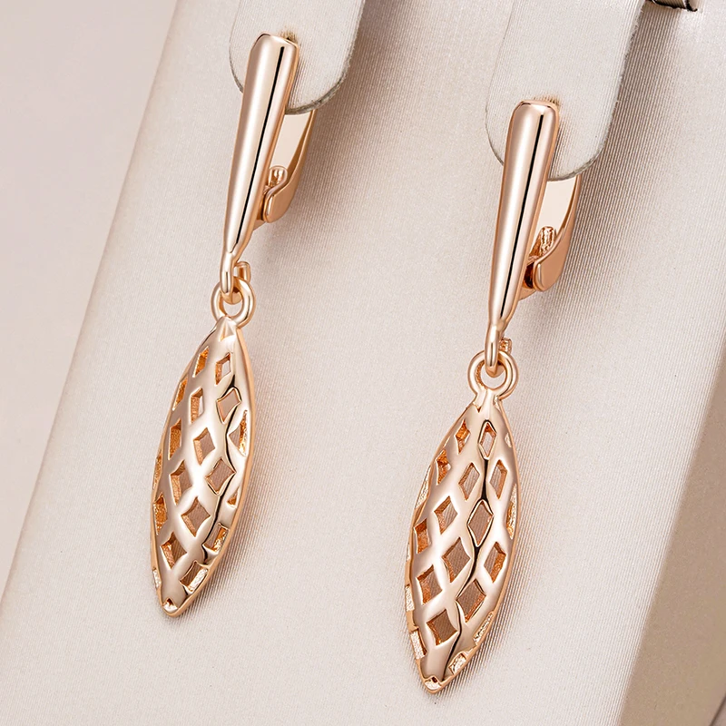 Brincos elegantes banhados a ouro com adornos ocos para uma apresentação impressionante