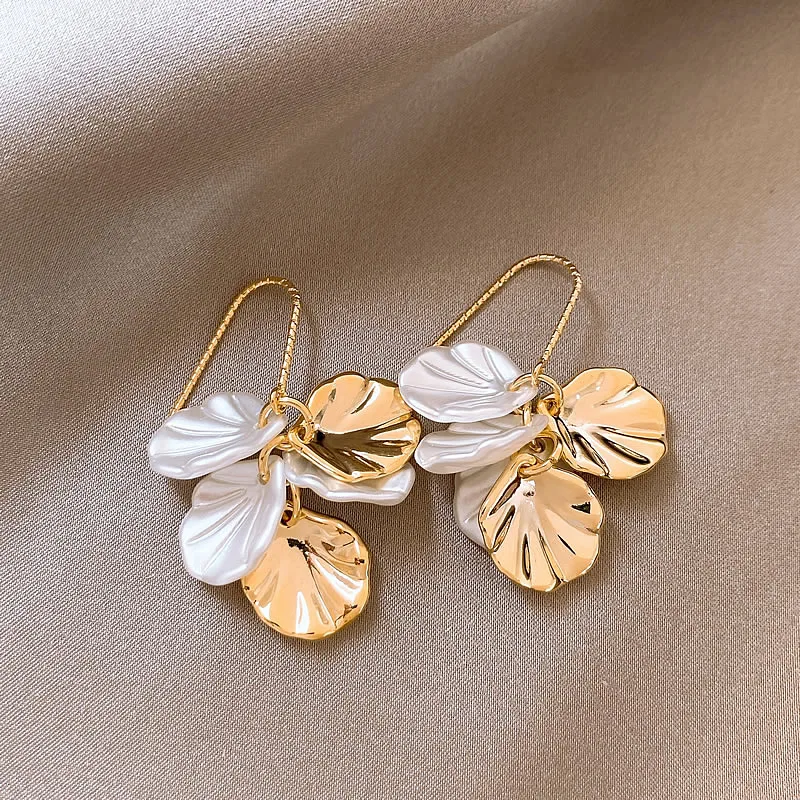 Brincos elegantes com delicadas pétalas brancas e douradas