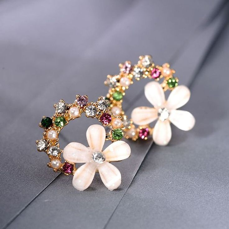 Elegantes e encantadores brincos florais para uma apresentação estilosa