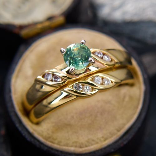 Anel vintage elegante em ouro com cristal verde brilhante