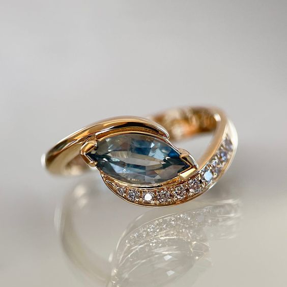 Anel de Cristal Vintage Impressionante em Azul Brilhante