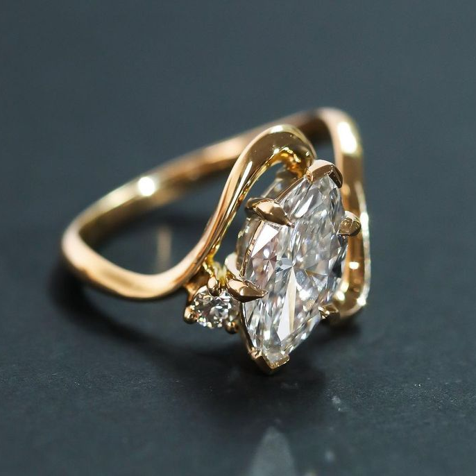Elegância Atemporal: Anel de Cristal Dourado Vintage no Estilo Glamour