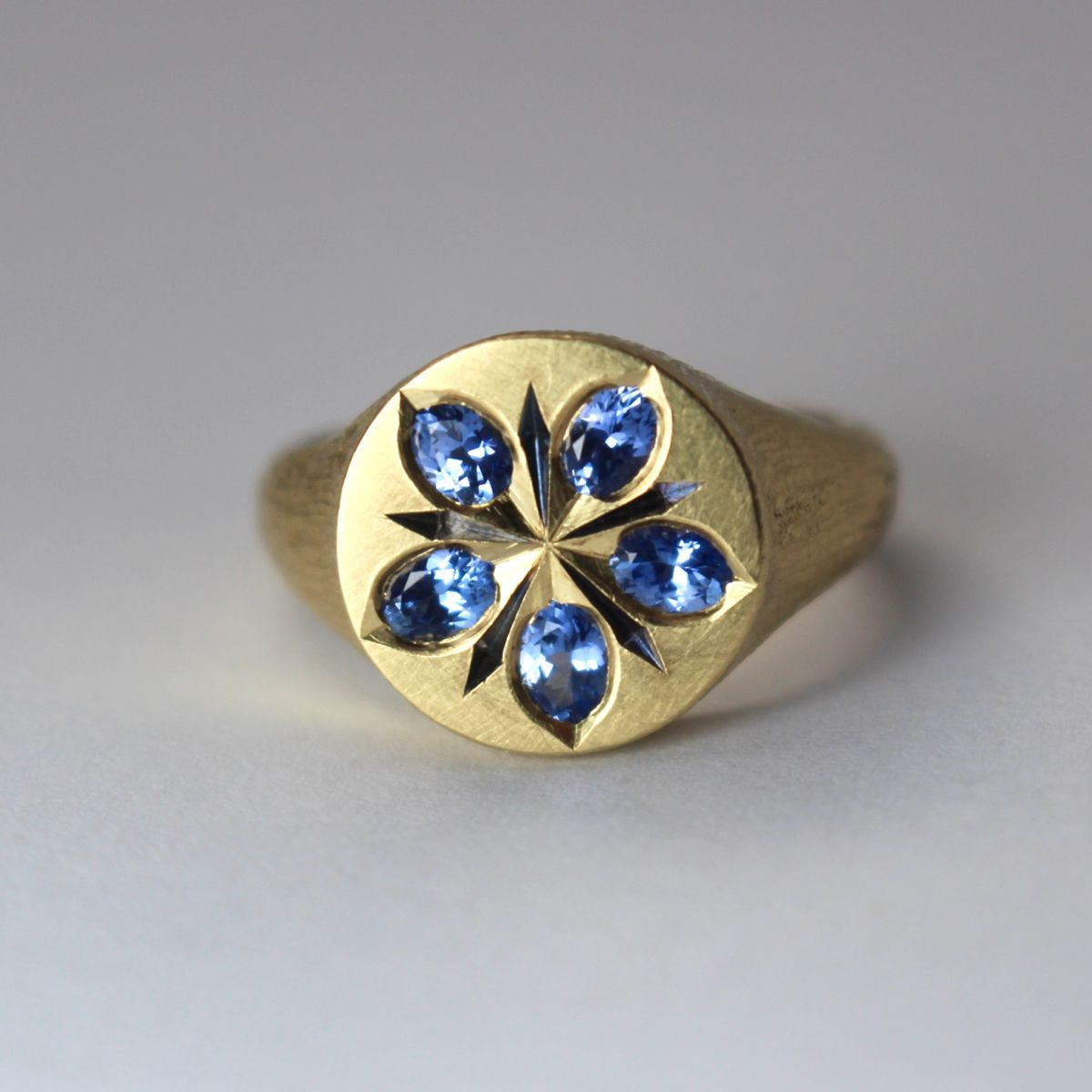 Lindo anel vintage de ouro com uma deslumbrante flor de cristal azul
