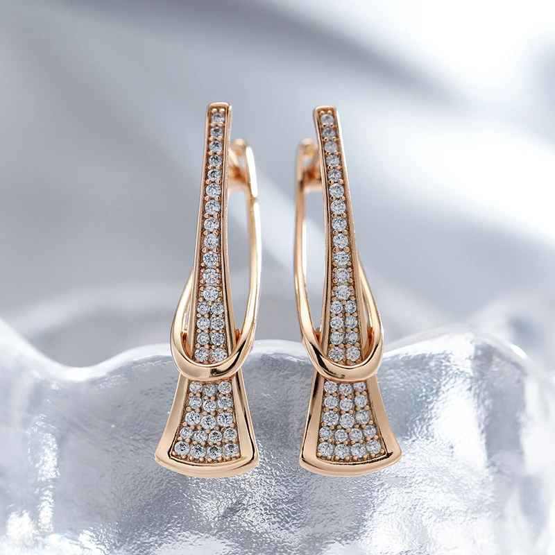 Brincos de ouro glamourosos com pedras de zircônia brilhantes