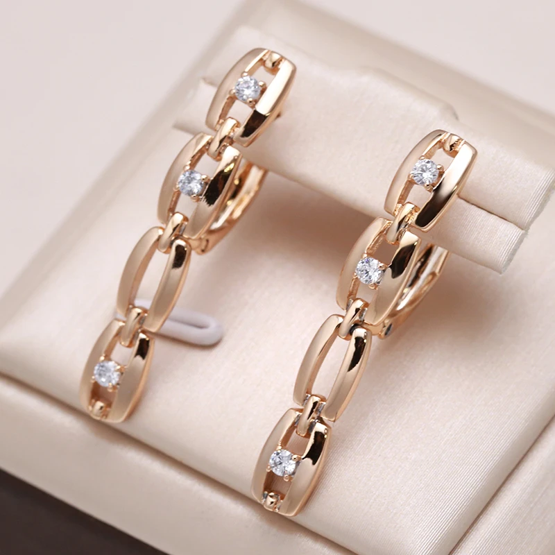 Elegantes brincos de zircônia dourada para um brilho atemporal