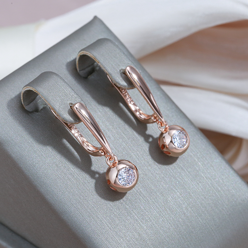 Brincos de ouro com bola de cristal cintilante para uma apresentação elegante