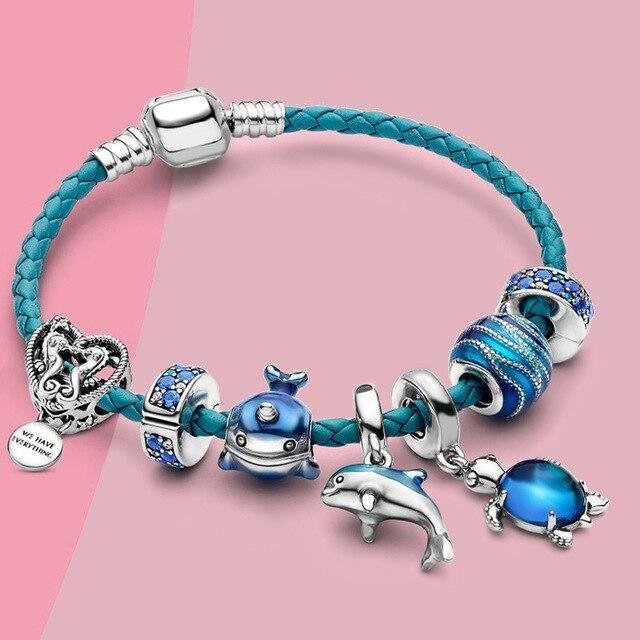 Pulseira elegante de couro e charm de prata com design inspirado no oceano