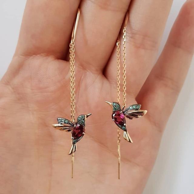 Brincos de beija-flor brilhantes com esmalte vibrante e zircônias cintilantes