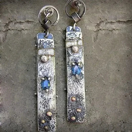 Excêntricos brincos feitos à mão em pedra azul nobre para uma aparência estilosa
