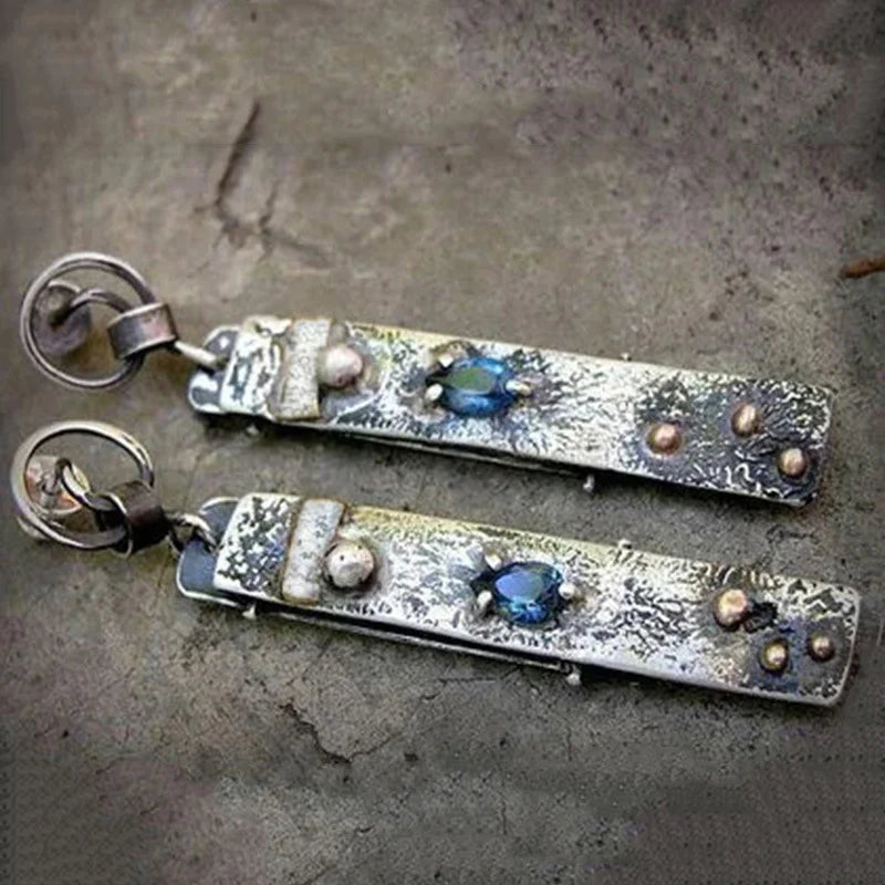 Excêntricos brincos feitos à mão em pedra azul nobre para uma aparência estilosa