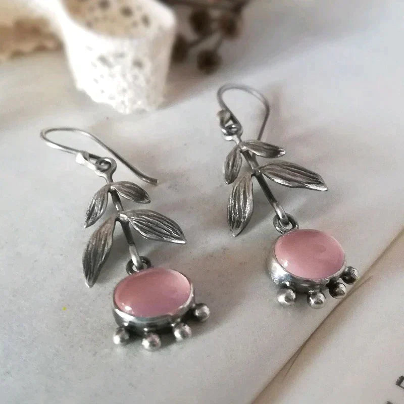 Brilhantes brincos de quartzo boho prateado para uma apresentação radiante