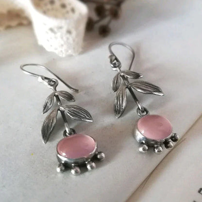 Brilhantes brincos de quartzo boho prateado para uma apresentação radiante