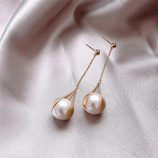 Brincos dourados elegantes com detalhes clássicos em pérolas