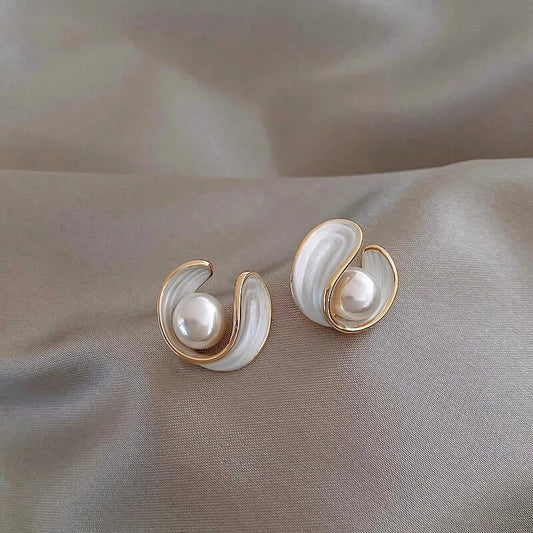 Brilhantes brincos de ouro com opala branca cintilante e pérola requintada