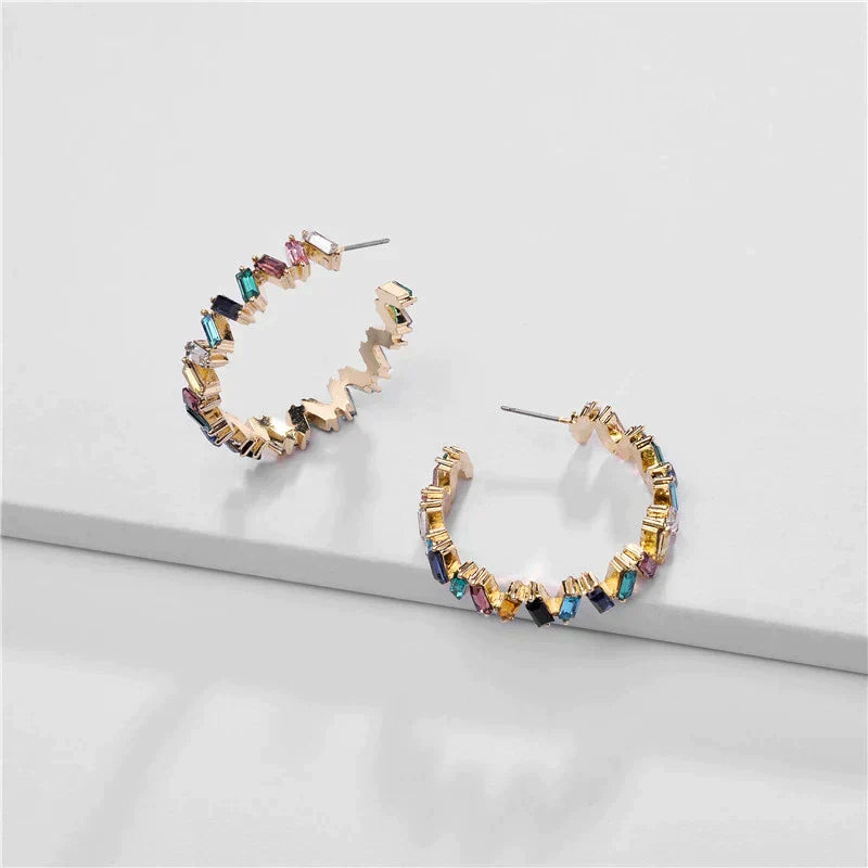 Brincos de pedras preciosas coloridas em design elegante de ouro