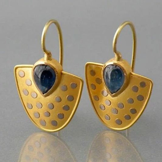 Placa dourada estilosa com brincos de cristal azul brilhante